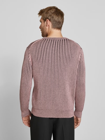 Männermodel trägt Strickpullover mit Label-Detail von Paul Smith aus Baumwoll-Woll-Mix in Ripp-Optik, taillierte Passform, Ganzkörperansicht Rückansicht.