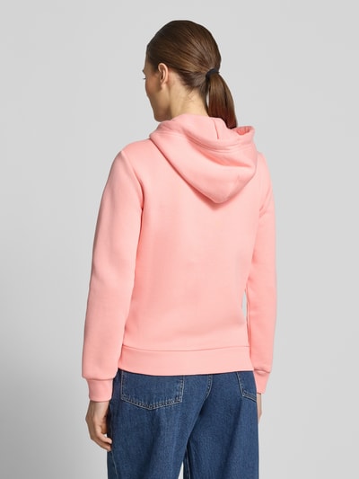 Vrouwenmodel draagt 'Sweatjacke mit Zweiwege-Reißverschluss und Label-Stitching' van Gant, katoenmix, regular fit, kangoeroezak, lichtroze kleur, capuchon met trekkoord, achterkant volledige lichaamsweergave.