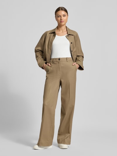 Modelka kobieca nosi Slim Fit Top mit Rundhalsausschnitt von Christian Berg Woman, biały, krój slim fit, bez rękawów, całkowity widok z przodu.