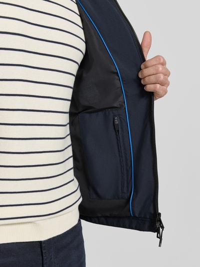 Männermodel trägt Jacke mit Stehkragen von NAUTGÅRD in Dunkelblau, Regular-Fit, Reißverschluss, Eingrifftaschen, Nahaufnahme Oberkörper. Rückenlänge 73 cm, Schulterbreite 45 cm, Brustweite 49 cm, Ärmellänge 67 cm.
