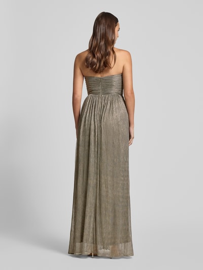 Vrouwenmodel draagt glanzend off-shoulderjurk met tailleband, maxi-jurk van Jake*s Cocktail, getailleerde pasvorm, ruglengte maat 36: 130 cm, borstwijdte maat 36: 34 cm, cut-out-details, rugaanzicht, Ganzkörperansicht Rückansicht.