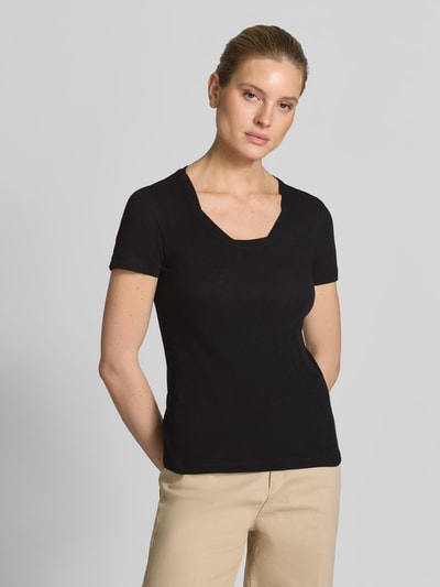 Frauenmodel trägt Regular Fit T-Shirt aus reiner Baumwolle von Marc O'Polo in Melange-Optik mit Logo-Print, Jerseystruktur, Nahaufnahme Oberkörper.