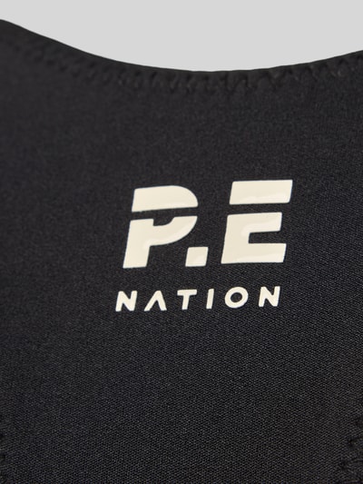 Produktfoto, Racerback-Bustier mit V-Ausschnitt Modell 'ACTIVE' von P.E Nation, mieszanka materiałów z dodatkiem streczu, dopasowany krój, logo, czarny kolor, gładka faktura