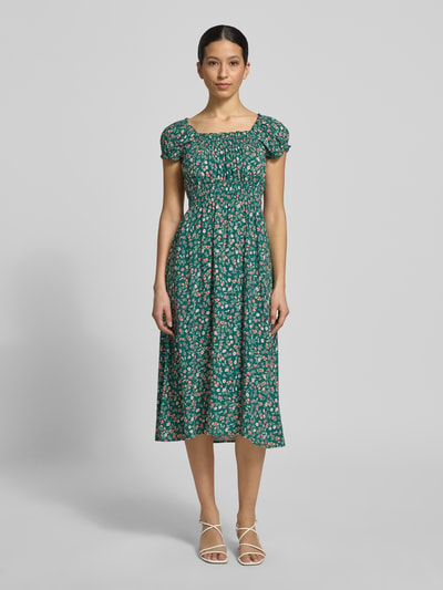 Kobiece modelka nosi Midikleid aus Viskose mit Smok-Details von Apricot, wzór na całej powierzchni, taliowany fason, czysta wiskoza, długość tyłu w rozmiarze S: 110 cm, szerokość w rozmiarze S: 40 cm, Ganzkörperansicht von vorne.