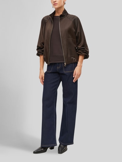Kobieta nosi Relaxed Fit Pullover aus Viskose-Mix od s.Oliver BLACK LABEL, ciemny kolor, delikatna faktura, pełny widok z przodu.