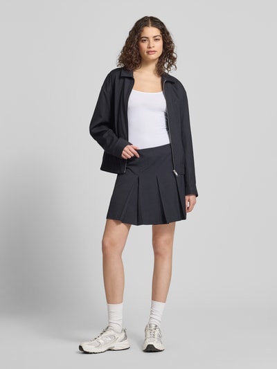 Modelka nosi Slim Fit Top mit Spaghetti-Träger od Review, biały, z elastycznej mieszanki bawełny, regulowane ramiączka, pełny przód, krój slim fit, długość tyłu 46 cm w rozmiarze S, widok całej sylwetki z przodu.