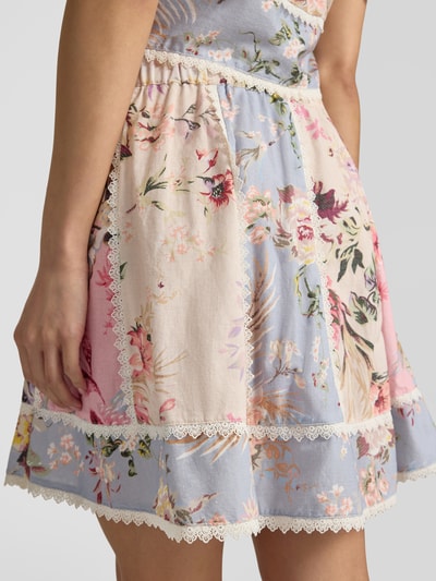Frauenmodel trägt Minirock mit Spitze Modell 'MESSA' von YAS, florale Muster, Leinen-Baumwoll-Mix, A-Linie, Nahaufnahme seitlich.