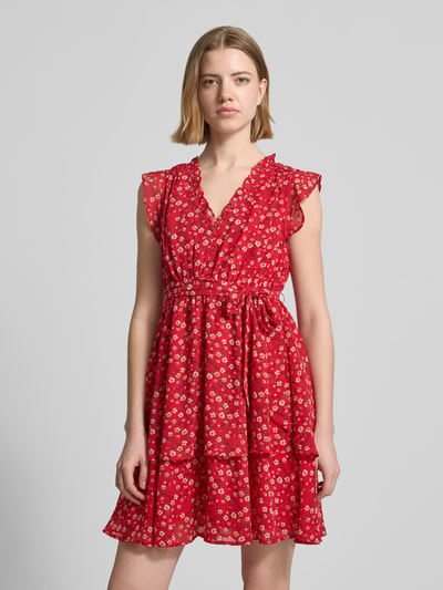 Frauenmodel trägt Minikleid mit floralem Allover-Print von Apricot in Rot mit Rüschenbesatz, V-Ausschnitt, Taillierter Passform, Ärmelloses-Design und abnehmbarem Taillenband, Rückenlänge bei Größe S 87 cm, Brustweite bei Größe S 47 cm, Nahaufnahme Oberkörper.