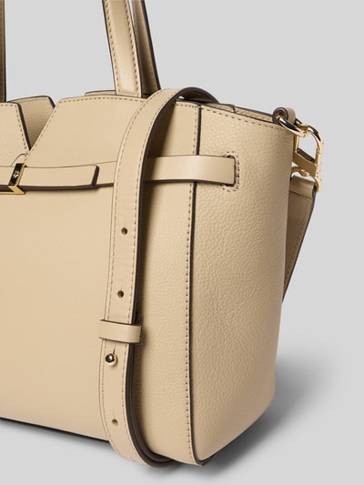 Produktfoto, Henkeltasche aus Rindsleder Modell 'REVERS' von BOSS in Beige mit feiner Narbung, rechteckige Form, goldfarbenem Verschluss, Label-Applikation, Tragehenkel und Schulterriemen, unifarben, strukturiertes Echtleder