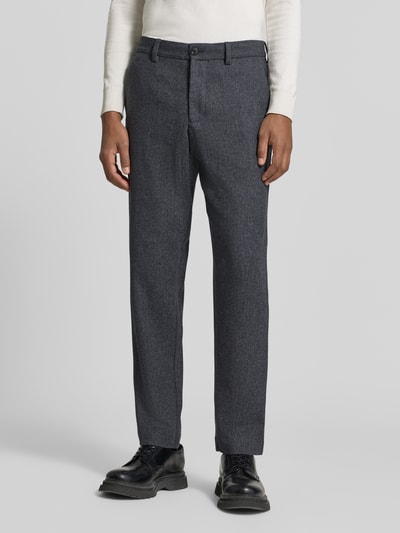 Männermodel trägt Anzughose aus Wollmix von Selected mit Nadelstreifen, dunkles Grau, Knopfverschluss, Ganzkörperansicht von vorne.