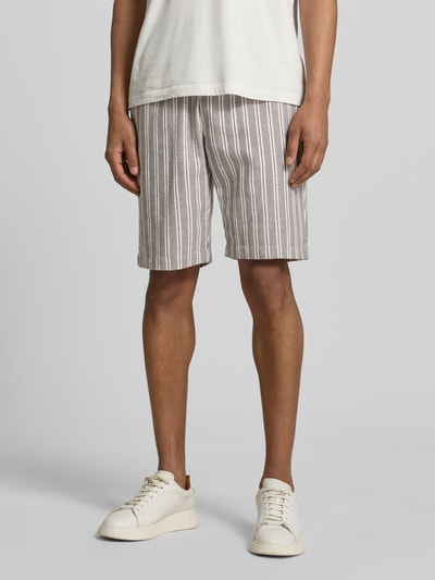 Männermodel trägt Bermudas mit Gesäßleistentasche und Kordelzug von MCNEAL im Baumwoll-Mix, gestreift, Straight Fit, Nahaufnahme Oberkörper bis Knie.