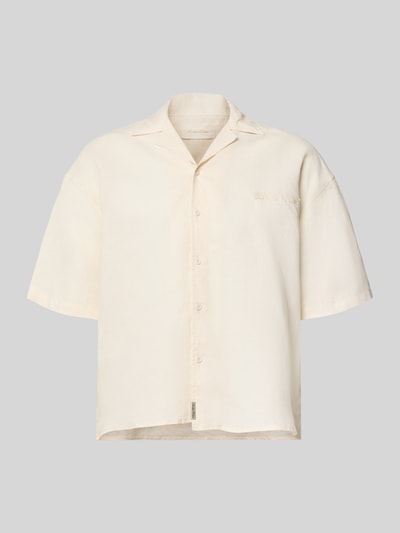 Produktfoto, Relaxed Fit Leinenhemd mit Label-Stitching von ANOTHER COTTON LAB aus reinen lnień, kremowy kolor, krój relaxed fit, detal z logo