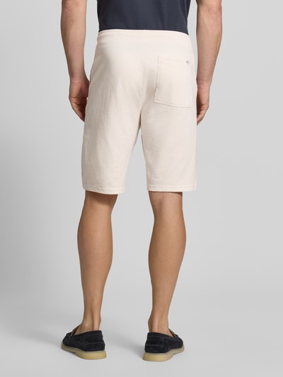 Männermodel trägt Relaxed Fit Sweatshorts aus reiner Baumwolle Modell 'DETROIT' von s.Oliver RED LABEL, Optik: Unifarben, fein strukturiert, Passform: Relaxed-Fit, Bundabschluss: Elastisch, Tunnelzug, seitliche Eingrifftaschen, Gesäßtasche, Material: Reine Baumwolle, Ganzkörperansicht Rückansicht.