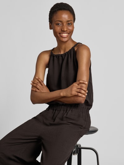 Männermodel trägt Jumpsuit mit rückseitiger Schnürung Modell 'Cisea' von someday. Czarny, krój regular fit, miękki materiał, zbliżenie górnej części ciała