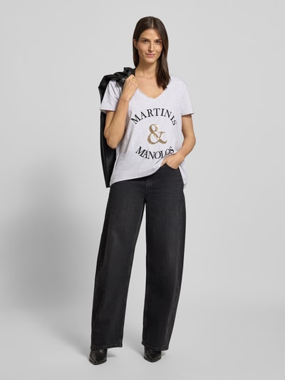 Kobiece model prezentuje T-shirt mit Label-Print od miss goodlife, bawełna, luźny krój, dekolt w serek, długość tyłu 65 cm, całkowity widok z przodu.