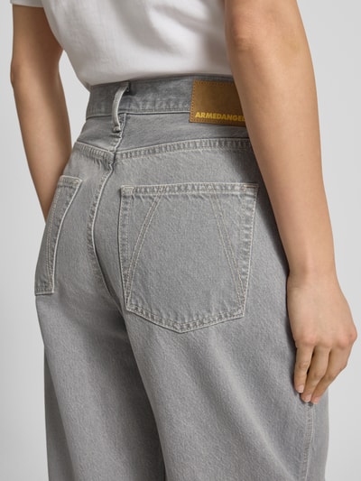 Vrouwenmodel draagt Barrel Fit uit Lyocell-Baumwoll-Mix model 'BAARLY' van Armedangels, grijze denimlook, labelpatch, 5-pocketmodel, high waist, mix van katoen en lyocell, detailopname achterkant.