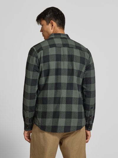 Männermodel trägt Slim Fit Freizeithemd aus reiner Baumwolle Modell 'GUDMUND' von ONLY & SONS mit grün-schwarzem Karomuster, Ganzkörperansicht Rückansicht.