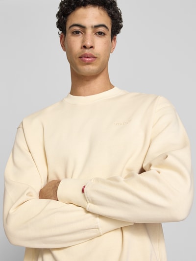 Männermodel trägt Relaxed Fit Sweatshirt aus reiner Baumwolle von Levi's®, unifarben, Rundhals, langarm, Nahaufnahme Oberkörper.