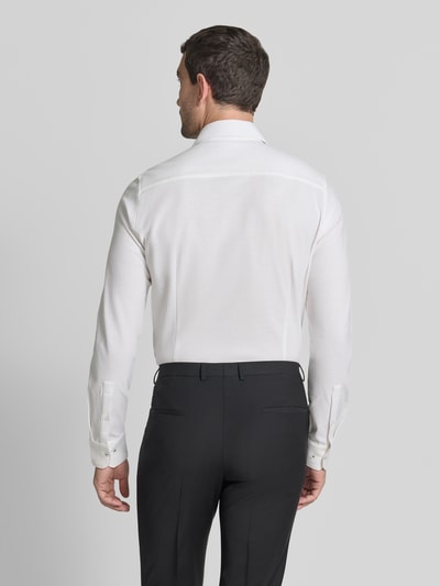 Männermodel trägt Slim Fit Business-Hemd mit Haifischkragen Modell 'Phil' von JOOP!, weiß, Strukturmuster, Ganzkörperansicht Rückansicht