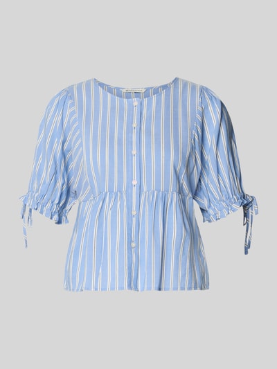 Produktfoto, Relaxed Fit Bluse aus Baumwoll-Viskose-Mix von Tom Tailor Denim in Hellblau mit weißem Streifenmuster, Allover-Muster, 1/2-Arm Ballonärmel, Rundhals, Raffungen und einreihiger Knopfleiste, Optik:Allover-Muster, Passform:Relaxed-Fit, Material:Baumwoll-Viskose-Mix