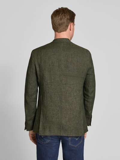 Männermodel trägt Sakko aus Viskose mit Einstecktuch Modell 'Tebbo' van Carl Gross in donkergroen, regular fit, geheel van achteren, context: reverskraag, labeldetail, knoopsluiting, borstzak met pochet, zijzakken, ruglengte bij maat 50: 75 cm, schouderbreedte: 48 cm, mouwlengte: 65 cm. Ganzkörperansicht Rückansicht.