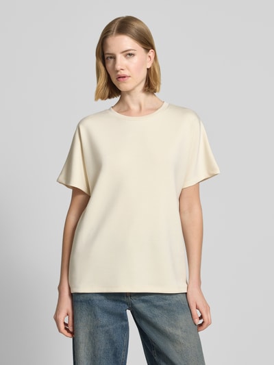 Kobiece model prezentuje damski t-shirt z mieszanki materiałów z domieszką modalu, krój relaxed fit, model 'BANU' od Soyaconcept, okrągły dekolt, jasna gładka faktura, całościowy widok z przodu.