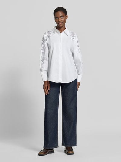 Vrouwenmodel draagt witte katoenen blouse met kant, overhemdkraag en knoopsluiting, Model 'SHIRLEY' van Cph Muse, regular fit, lange mouwen met sportmanchetten, afgeronde zoom, ruglengte maat S 73 cm, mouwlengte 45 cm, puur katoen, full body vooraanzicht.