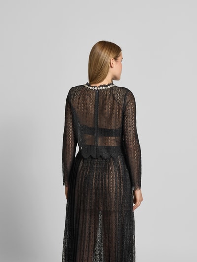 Frauenmodel trägt Slim Fit Longsleeve aus floraler Spitze von Self-Portrait in Schwarz mit Ziersteinbesatz und Schulterpolstern, Rückenansicht.