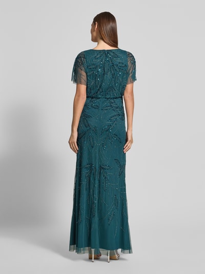 Frauenmodel trägt Abendkleid mit Perlen und Pailletten von Christian Berg Cocktail, taillierter Schnitt, Maxikleid in Petrol, Ganzkörperansicht Rückansicht.