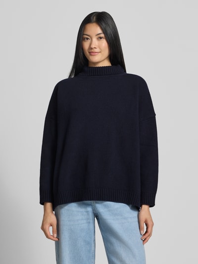 Modelka prezentuje ciemnogranatowy sweter Loose Fit Pullover aus reiner Wolle model 'BORGIA' od Weekend Max Mara, damski sweter, widok całej sylwetki z przodu