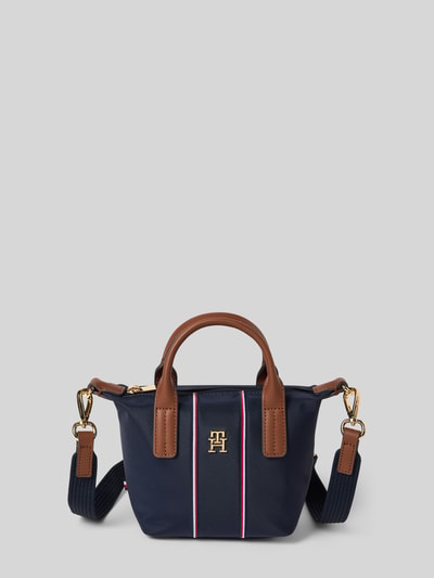 Produktfoto, Umhängetasche mit gestickten Kontraststreifen von Tommy Hilfiger, jednokolorowy efekt, zamek błyskawiczny, główna przegroda, przegródka wewnętrzna zapinana na zamek błyskawiczny, aplikacja z logo, detale: paski w kontrastowym kolorze, uchwyt, odpinany pasek na ramię