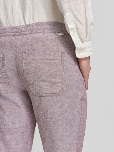 Männermodel trägt Gerade Hose aus Leinen-Baumwoll-Mix von Tom Tailor, Optik: Unifarben, Gesäßtaschen, Detailaufnahme von hinten.