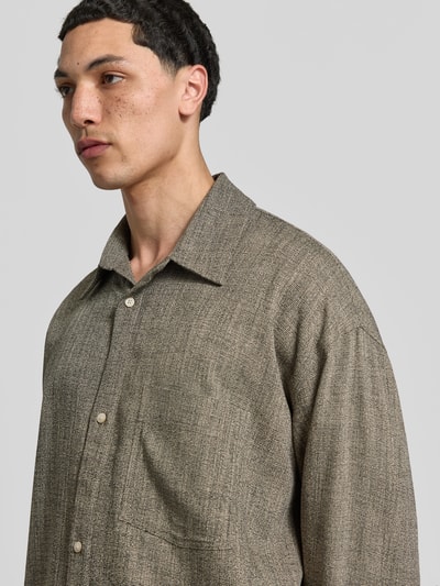 Männermodel trägt Freizeithemd aus Viskose-Mix von WON HUNDRED, Relaxed-Fit, Kentkragen, Brusttasche, Langärmelig, Nahaufnahme Oberkörper.