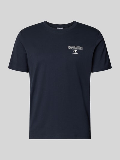 Produktfoto, T-Shirt mit Logo und Rundhalsausschnitt von CHAMPION aus reiner Baumwolle in Dunkelblau, Regular Fit, glatte Textur