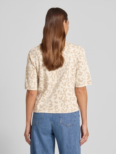Frauenmodel trägt Relaxed Fit Shirt aus Viskose-Anteil Modell 'Mayas' von Vila im Allover-Animal-Print und Strick-Optik, Ganzkörperansicht Rückansicht.