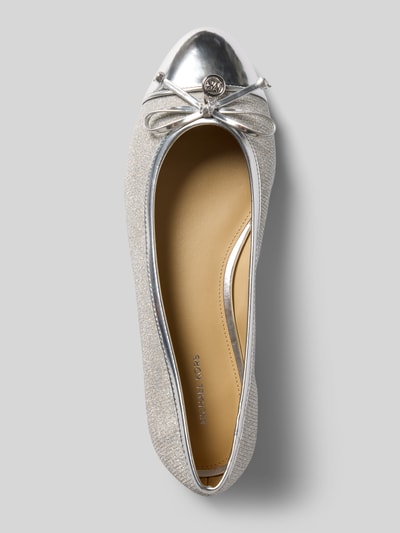 Produktfoto, Ballerinas aus Leder-Mix mit Logo-Detail Modell 'Piper' von MICHAEL Michael Kors, silberfarben, Strukturmuster, Zierschleife, abgerundete Passform, Absatzhöhe 1 cm, Schafthöhe 6 cm, Schaftweite 21 cm.