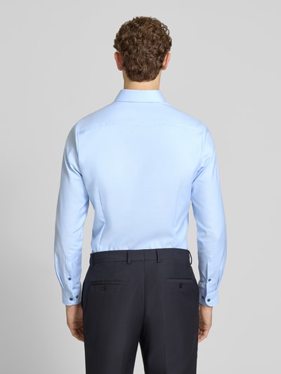 Męski model nosi Body Fit Business-Hemd mit Kentkragen von OLYMP Level Five, mieszanka bawełny z dodatkiem streczu, jasno niebieski, listwa guzikowa, kołnierzyk typu kent, długość tyłu w rozmiarze 40: 81 cm, szerokość ramion w rozmiarze 40: 44 cm, długość rękawów w rozmiarze 40: 68 cm, widok całej sylwetki z tyłu.