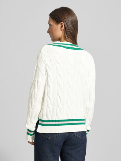 Modelka kobieca nosi Strickpullover mit V-Ausschnitt od Christian Berg Woman, bawełna, biały z zielonymi detalami, widok całej sylwetki z tyłu.
