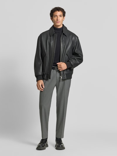 Männermodel trägt Straight Fit Hose mit Viskose-Anteil Modell 'Salto' von CINQUE in Grau, glatte Textur, Ganzkörperansicht von vorne. Elastischer Material-Mix, dezente Bundfalten, Gesäßtaschen, Haken- und Reißverschluss sichtbar.