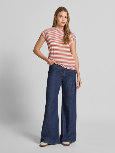 Frauenmodel trägt Damen T-Shirt mit Rundhalsausschnitt von Christian Berg Woman, Reine Baumwolle, Regular-Fit, Rollsaum, Rückenlänge 55 cm, Ganzkörperansicht von vorne.