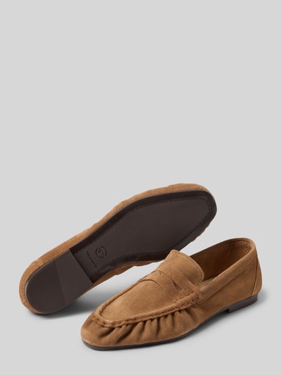 Produktfoto, Loafer aus echtem Leder von Tamaris in brauner Nubuk-Lederoptik, flache Sohle, strukturierte Textur, abgerundete Schuhspitze