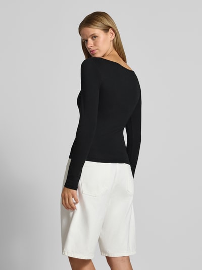 Frauenmodel trägt Longsleeve mit U-Ausschnitt Modell 'STAR' von JJXX, Baumwoll-Mix mit Stretch, schwarze Farbe, Ganzkörperansicht Rückansicht.