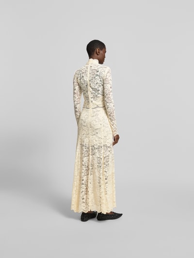 Frauenmodel trägt Maxikleid aus Spitze mit Stretch-Anteil von Rabanne in Creme, Langärmelig, Stehkragen, körpernahe Passform, Elastischer-Material-Mix, Gesamtlänge 149 cm, Brustweite 40 cm, Taillenweite 31 cm, Ganzkörperansicht Rückansicht.