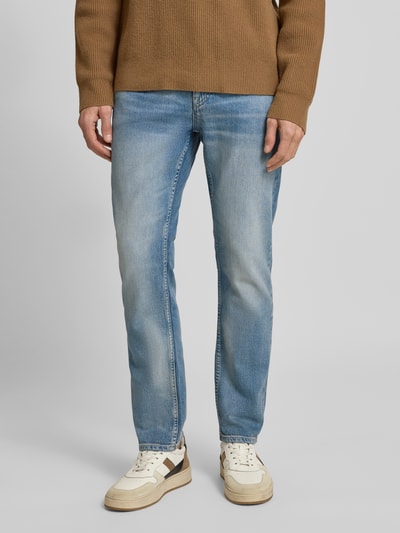 Männermodel trägt Slim Fit Jeans aus Baumwoll-Mix Modell 'DELAWARE BO' von BOSS Orange in Denim-Optik, 5-Pocket-Design, Ganzkörperansicht von vorne.