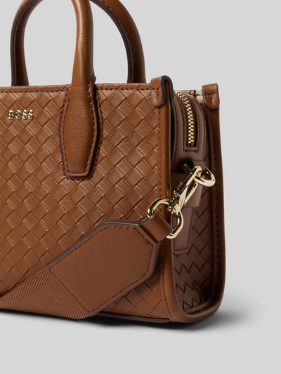 Produktfoto, Henkeltasche mit abnehmbarem Schulterriemen Modell 'SANDY' von BOSS aus braunem Kunstleder mit Geflechtmuster, goldener Reißverschluss, Label-Applikation
