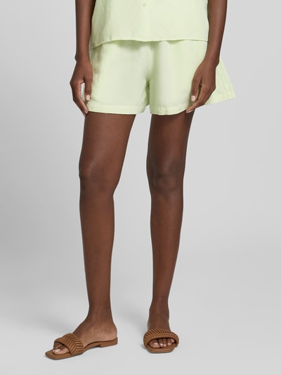 Frauenmodel trägt Relaxed Fit Shorts aus Leinen-Viskose-Mix Modell 'TALLAN' von BOSS Orange, Optik: Unifarben, Mid Waist, Bundabschluss: Elastisch, Ganzkörperansicht von vorne.