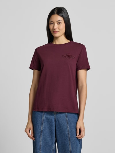 Vrouwenmodel draagt Regular Fit t-shirt uit puur katoen van GANT in bordeauxrood, met eenvoudige textuur, Dames t-shirt, volledige voorkant.