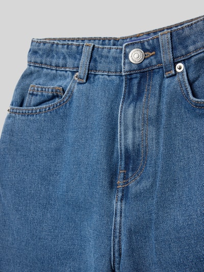 Produktfoto, Loose Fit Jeans aus Baumwoll-Mix Modell 'FADE' von Only & Sons, Optik: Unifarben, Materialverarbeitung: Denim, 5-Pocket-Design, Label-Stitching-Applikation, Nieten, Gürtelschlaufen, Knopf und verdeckter Reißverschluss, elastischer Bund mit Weitenregulierung innen.