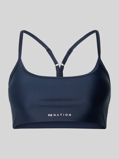 Produktfoto, Sport-BH mit Racerback Modell 'ACTIVE' von P.E Nation, mieszanka materiałów z dodatkiem streczu, wyjmowane miseczki, okrągły dekolt, regulowane ramiączka, nadruk z logo, bokserka, kolor ciemnogranatowy, gładka faktura