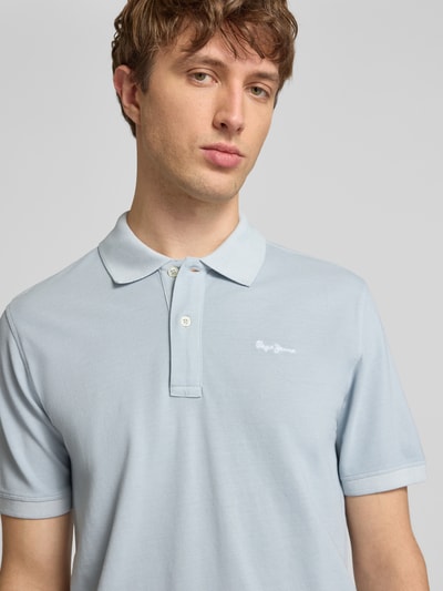 Männermodel trägt Regular Fit Poloshirt aus reiner Baumwolle Modell 'OSCAR' von Pepe Jeans, Optik: Unifarben, Nahaufnahme Oberkörper.